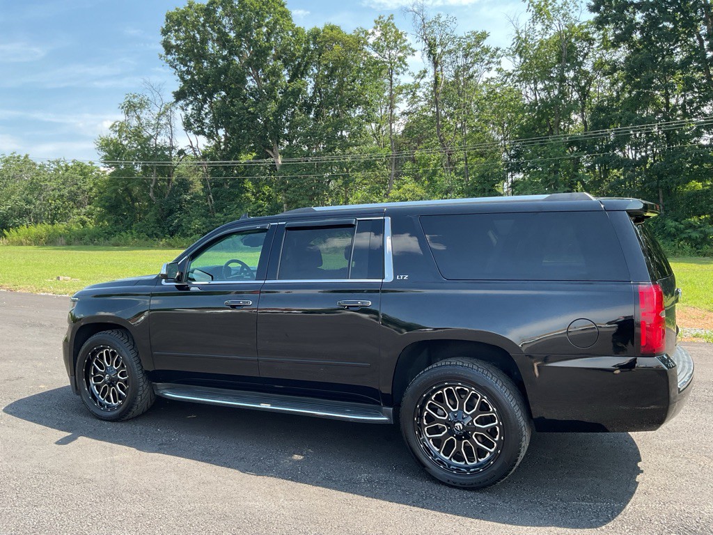 2016 Chevrolet Suburban Image 4