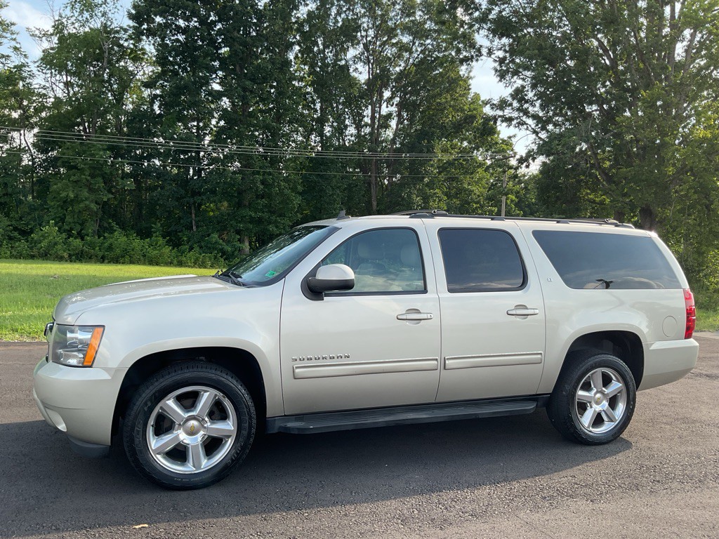 2013 Chevrolet Suburban Image 2
