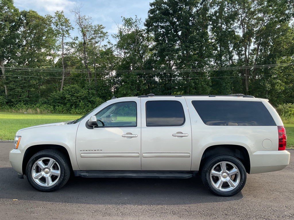 2013 Chevrolet Suburban Image 3