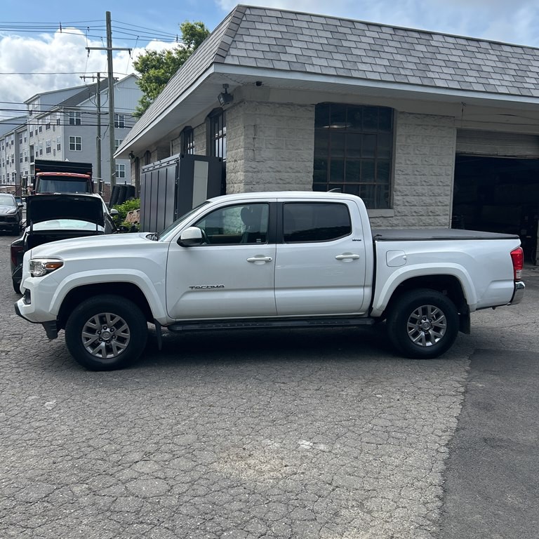 2017 Toyota Tacoma Image 2