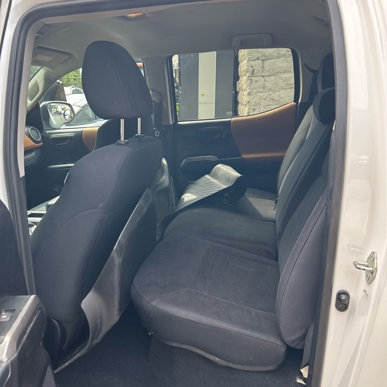 2017 Toyota Tacoma Image 8