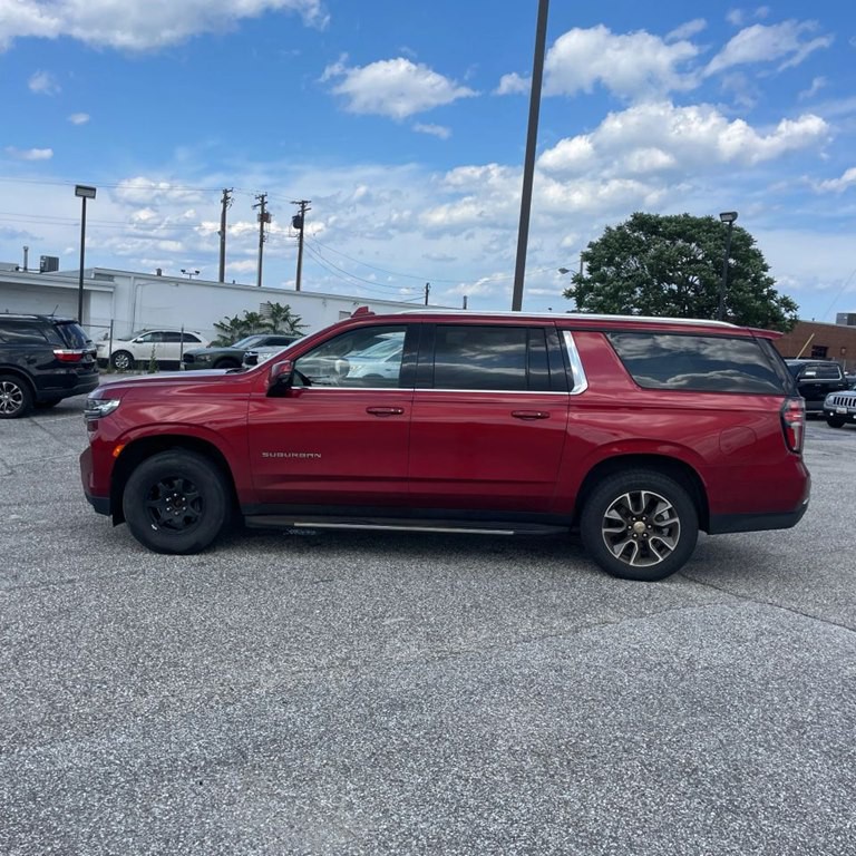 2021 Chevrolet Suburban Image 2