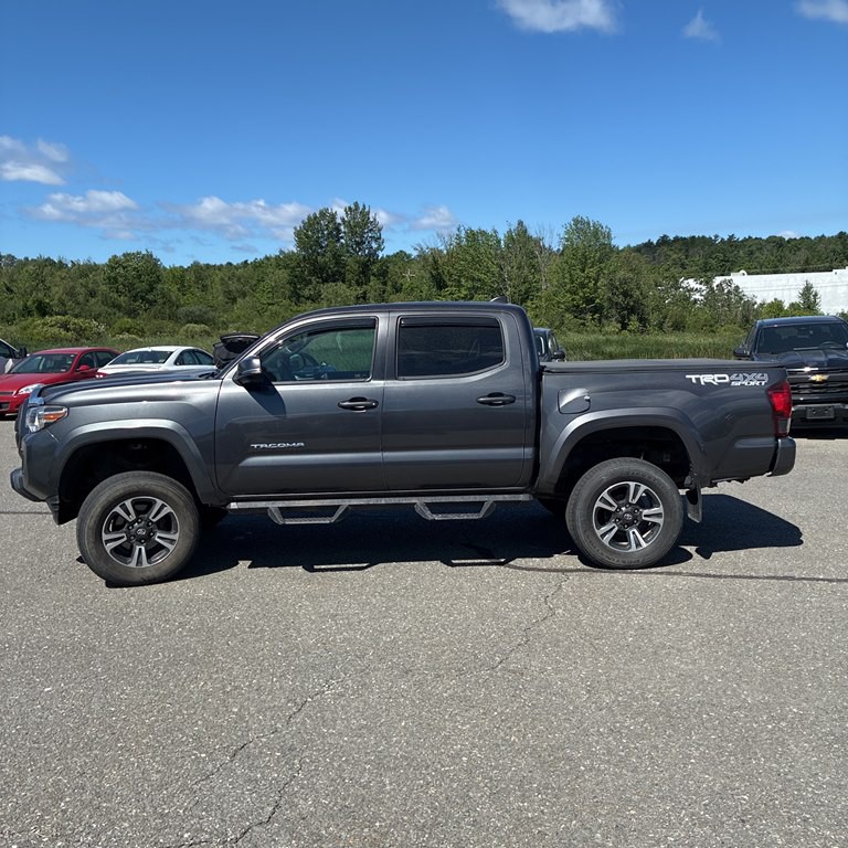 2018 Toyota Tacoma Image 2