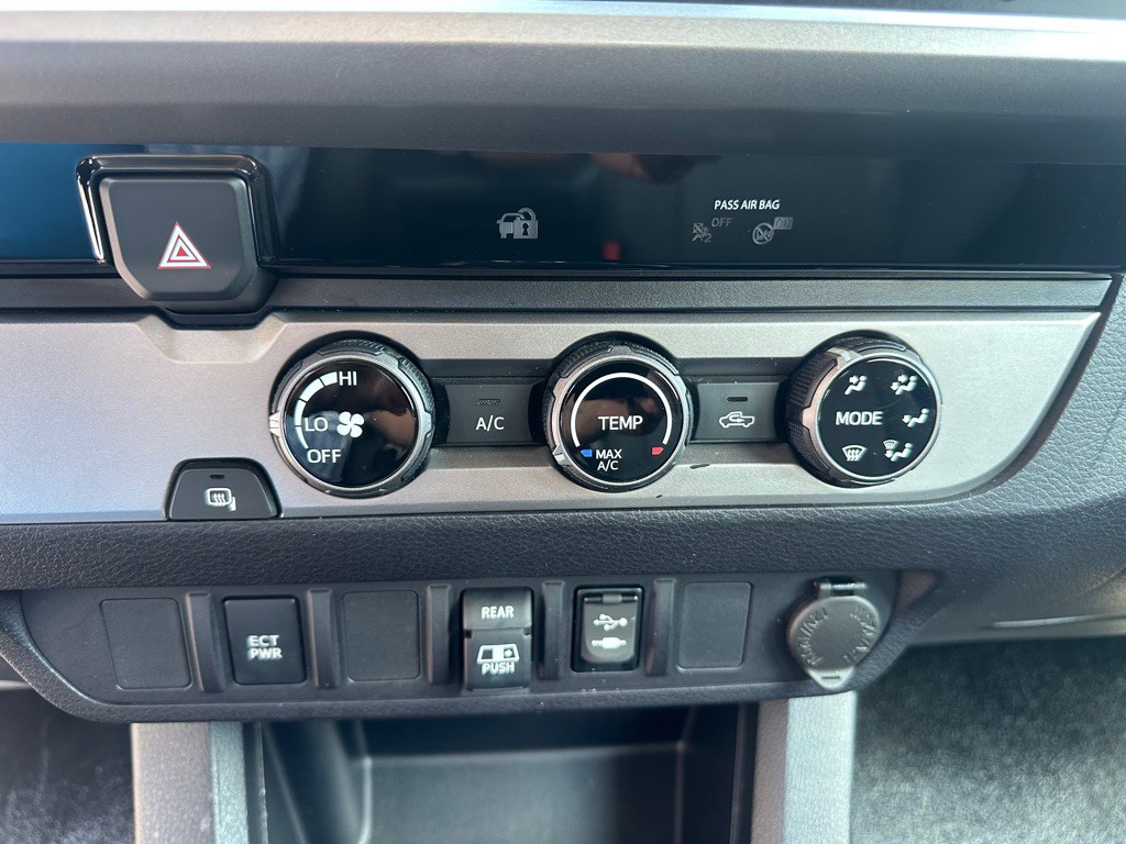 2018 Toyota Tacoma Image 17