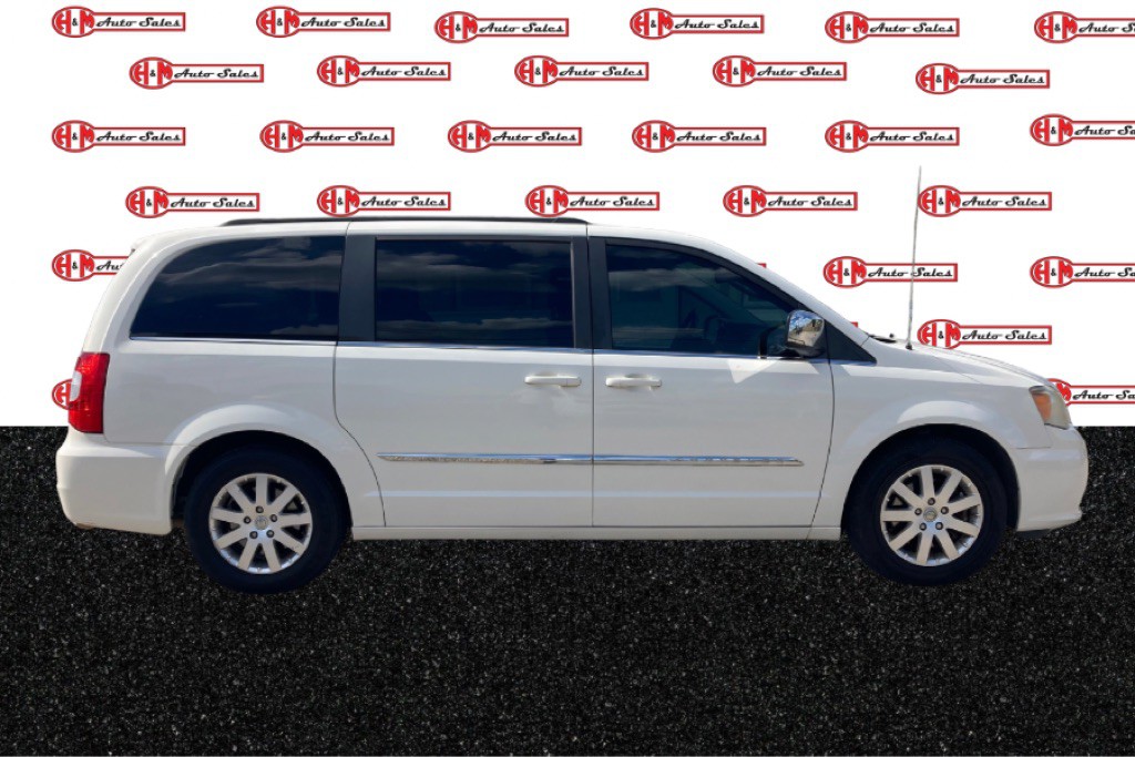 2012 Chrysler Town & Country Image 2