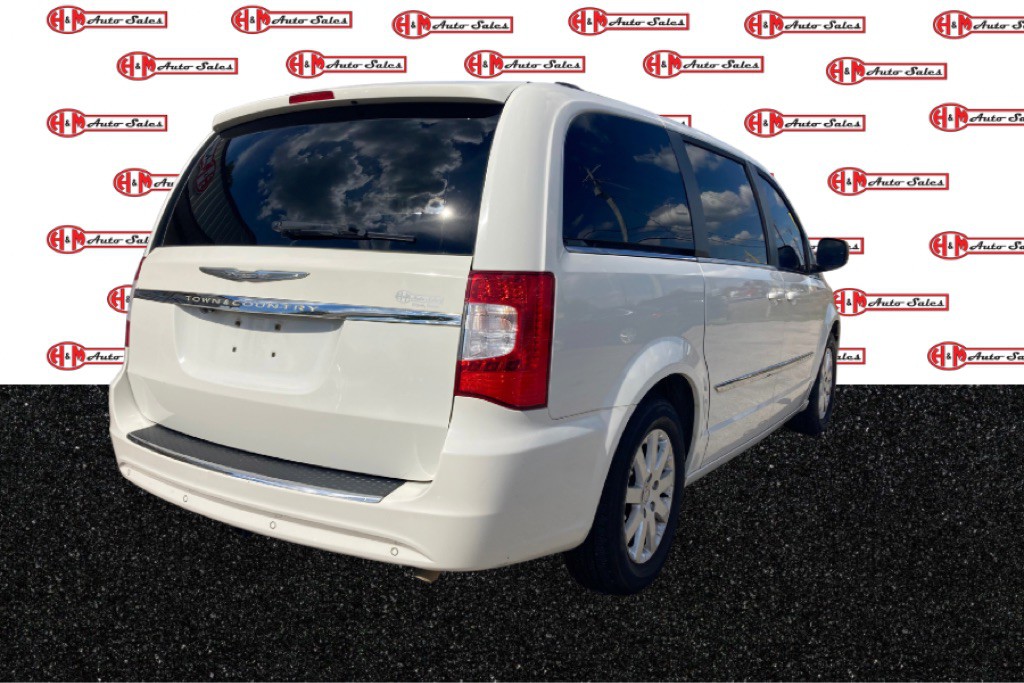 2012 Chrysler Town & Country Image 3