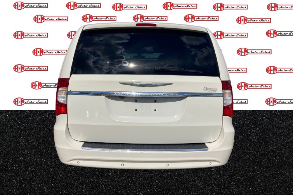 2012 Chrysler Town & Country Image 4
