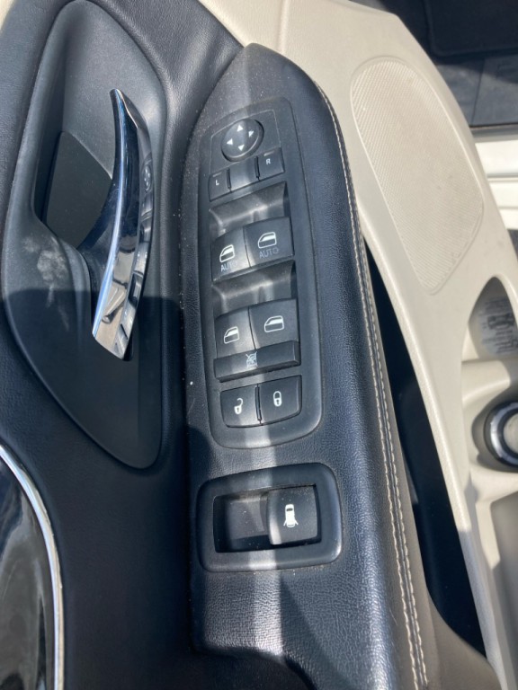 2012 Chrysler Town & Country Image 9
