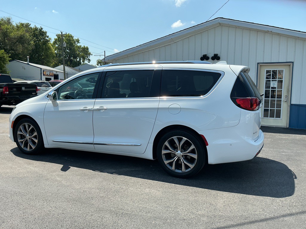 2017 Chrysler Pacifica Image 2