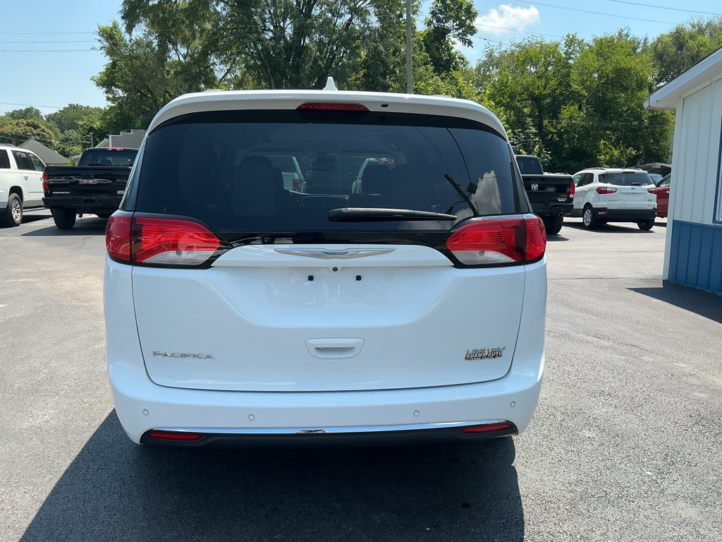 2017 Chrysler Pacifica Image 3