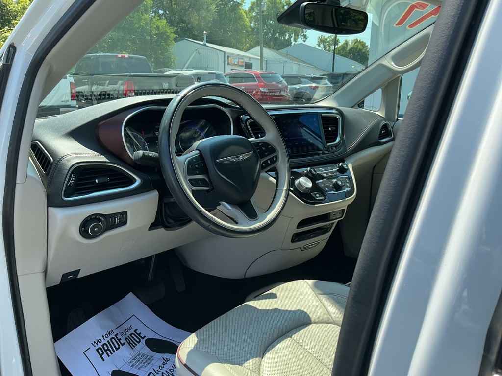 2017 Chrysler Pacifica Image 8