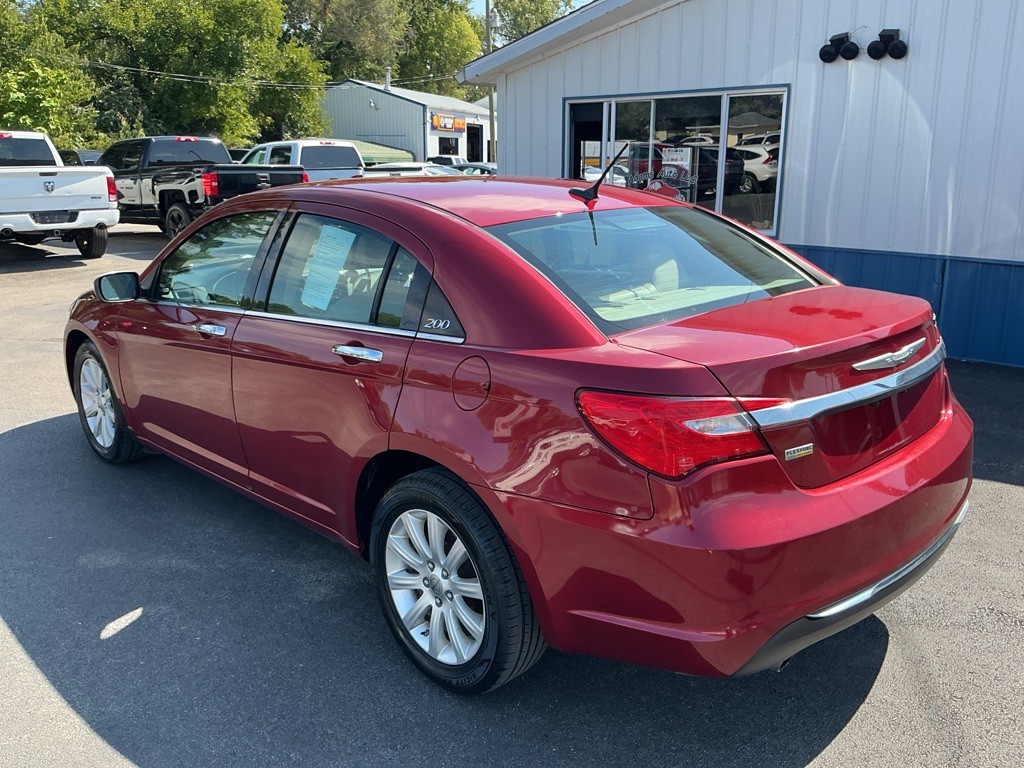 2013 Chrysler 200 Image 2