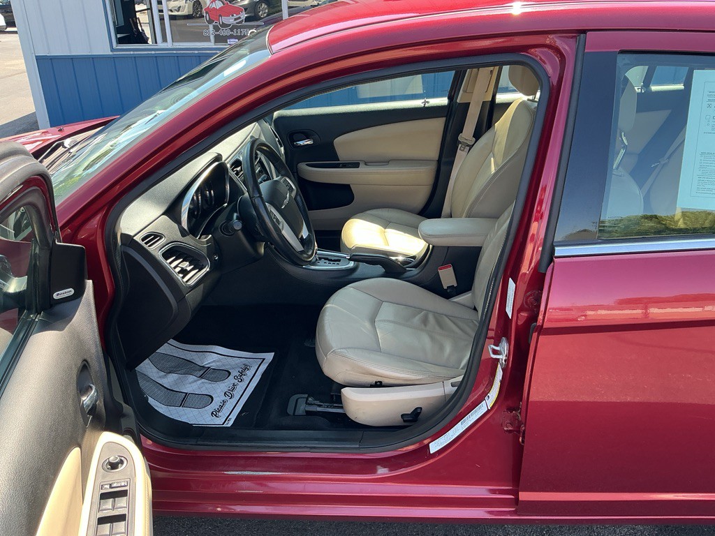 2013 Chrysler 200 Image 7