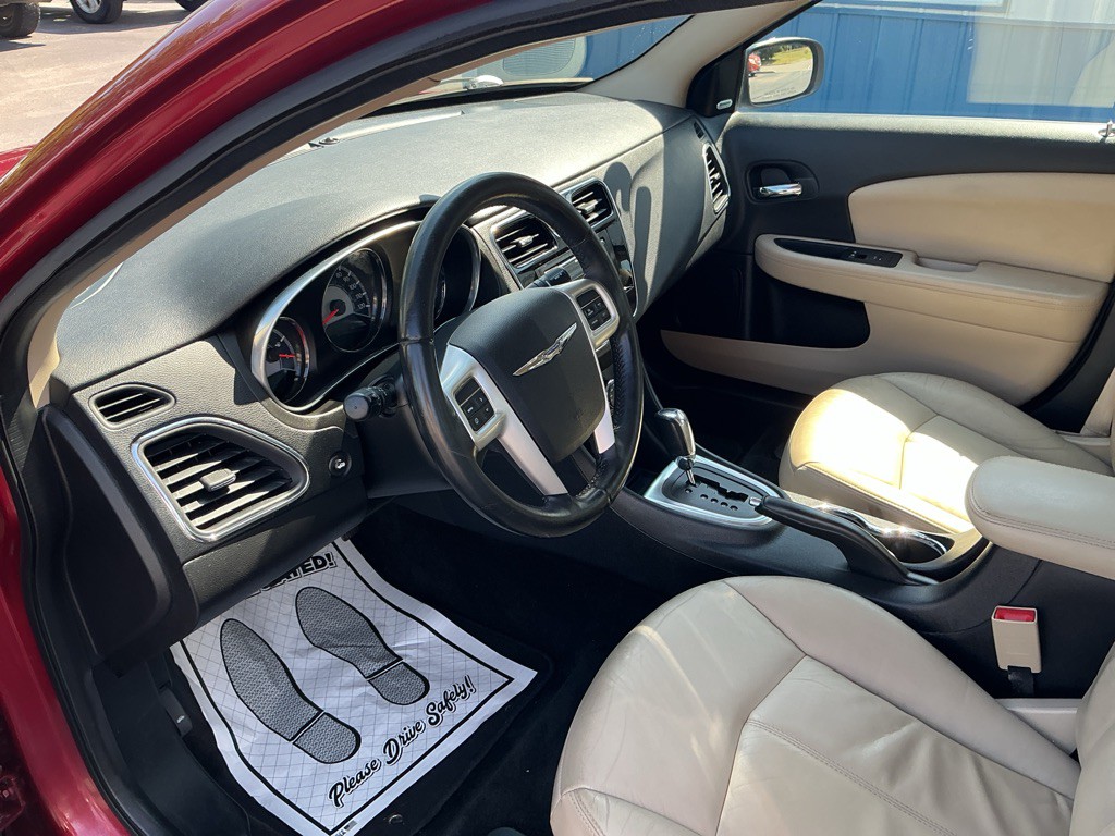 2013 Chrysler 200 Image 8