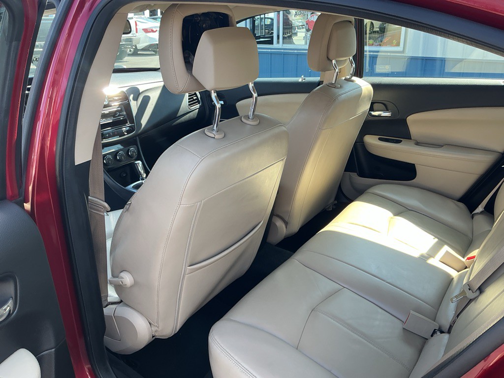 2013 Chrysler 200 Image 11