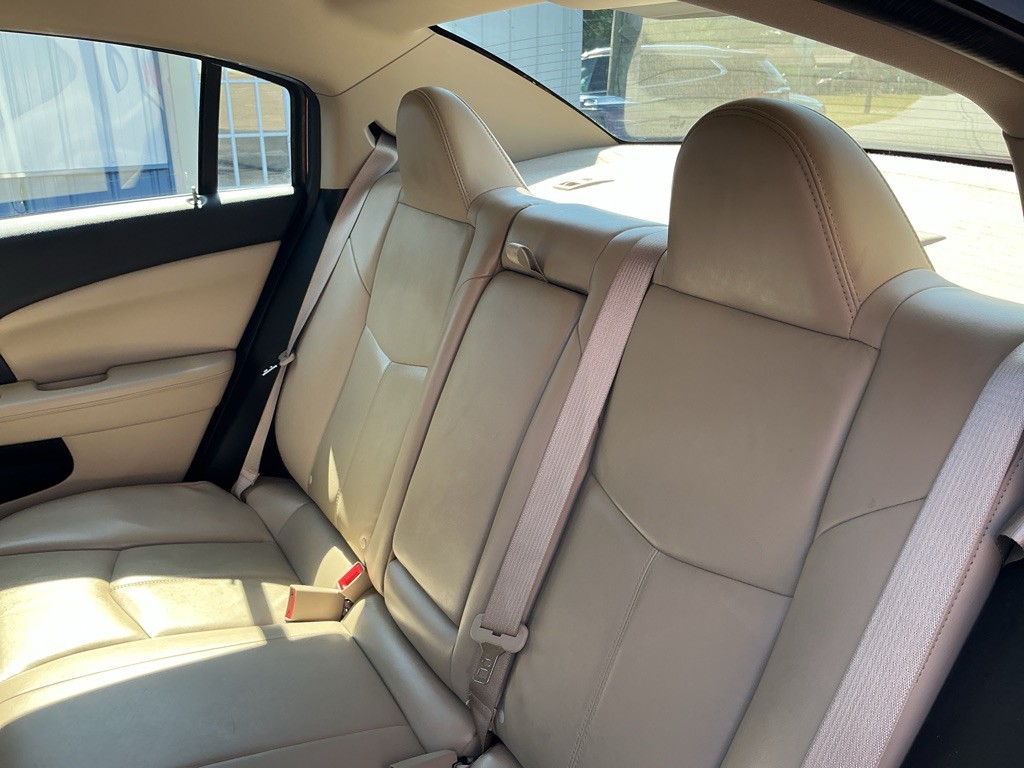 2013 Chrysler 200 Image 12