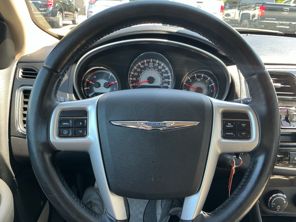2013 Chrysler 200 Image 15