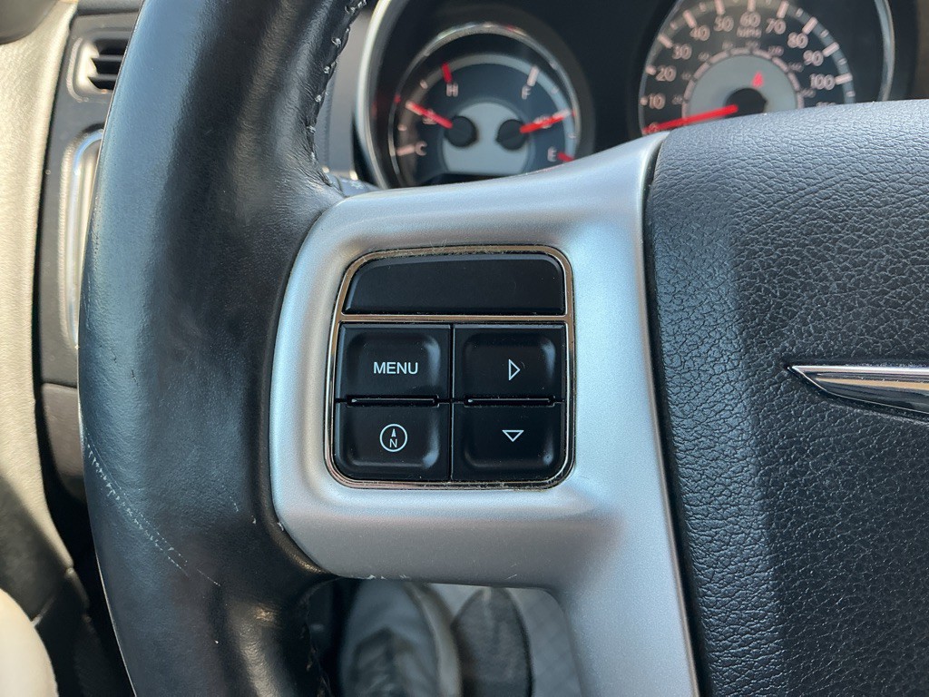 2013 Chrysler 200 Image 16
