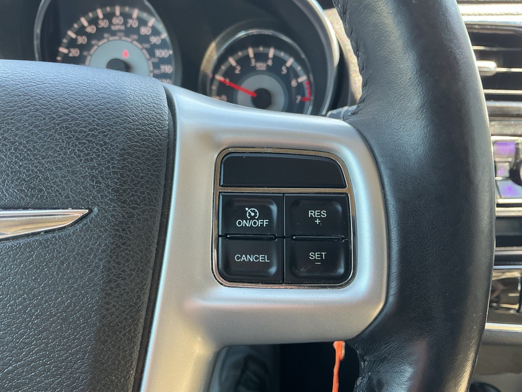 2013 Chrysler 200 Image 17