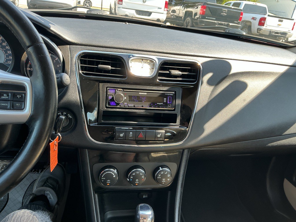 2013 Chrysler 200 Image 19