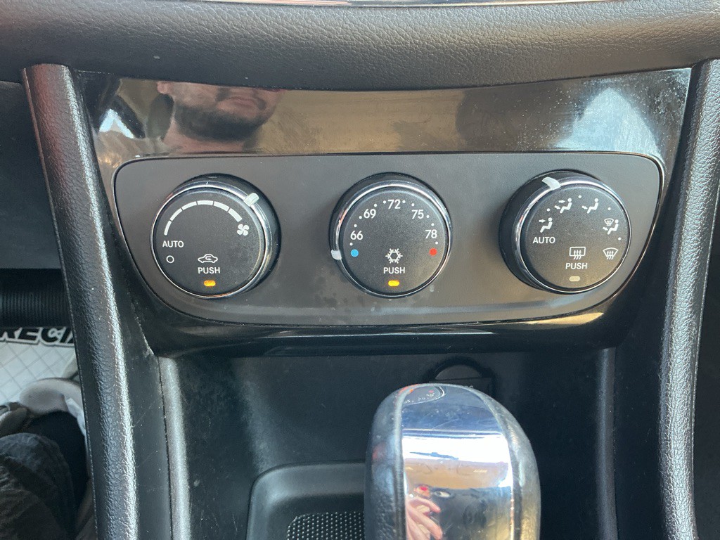2013 Chrysler 200 Image 22