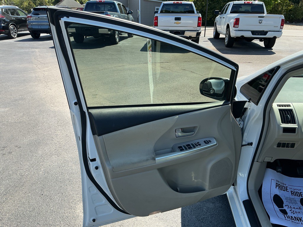 2013 Toyota Prius Image 13