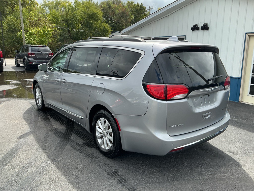 2017 Chrysler Pacifica Image 2