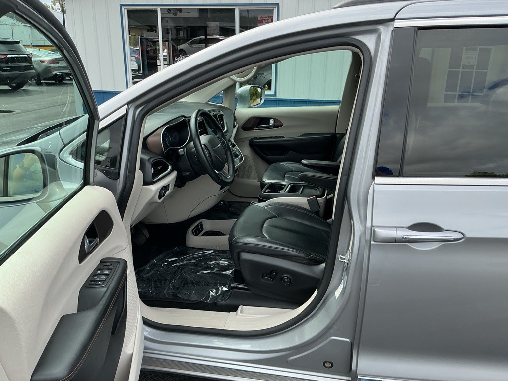 2017 Chrysler Pacifica Image 7