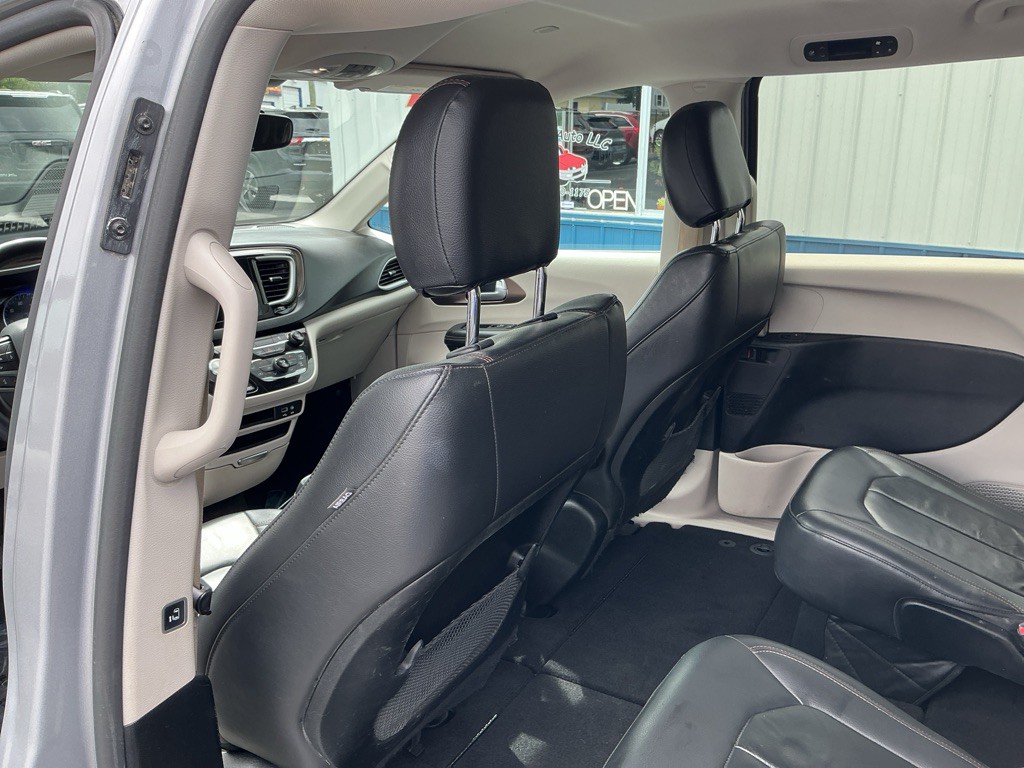 2017 Chrysler Pacifica Image 11