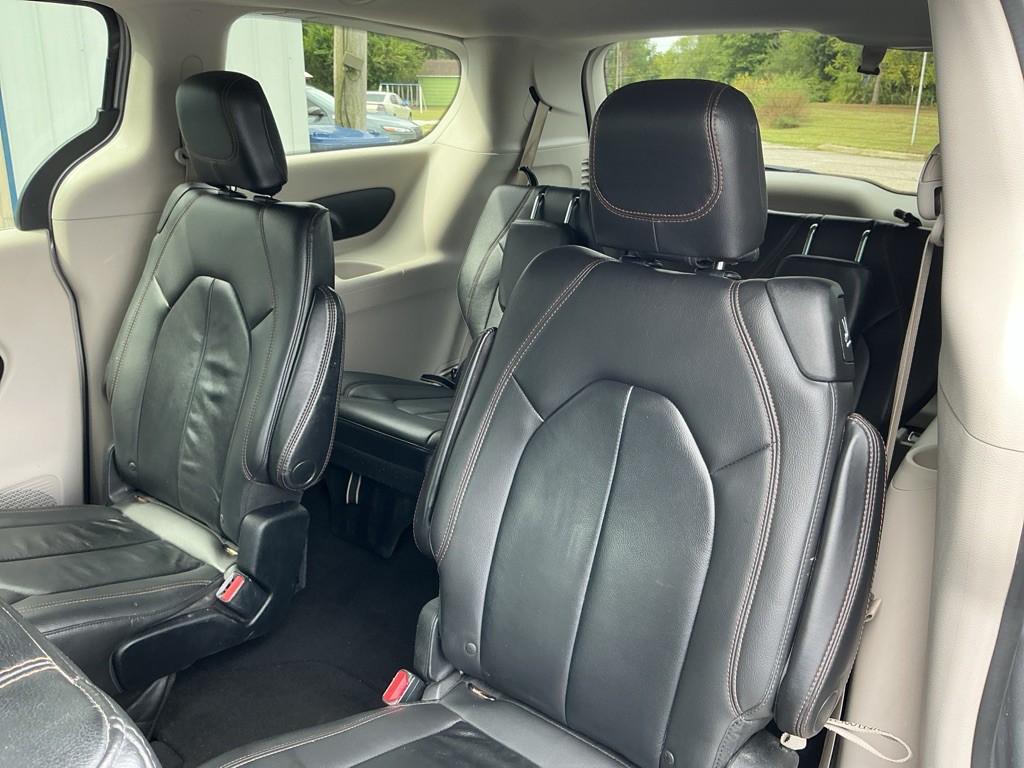2017 Chrysler Pacifica Image 12