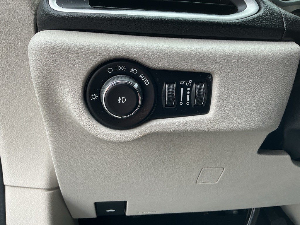 2017 Chrysler Pacifica Image 16