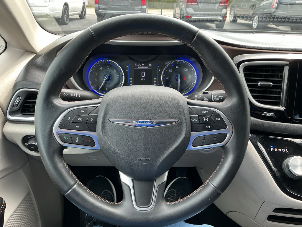 2017 Chrysler Pacifica Image 17