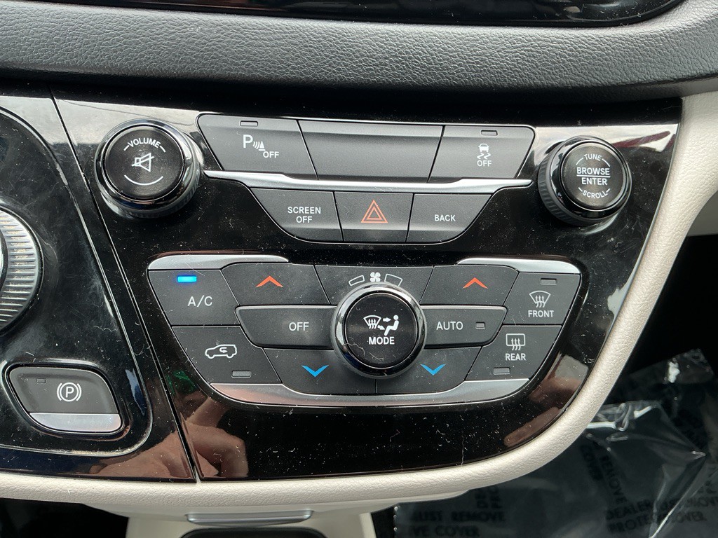 2017 Chrysler Pacifica Image 24
