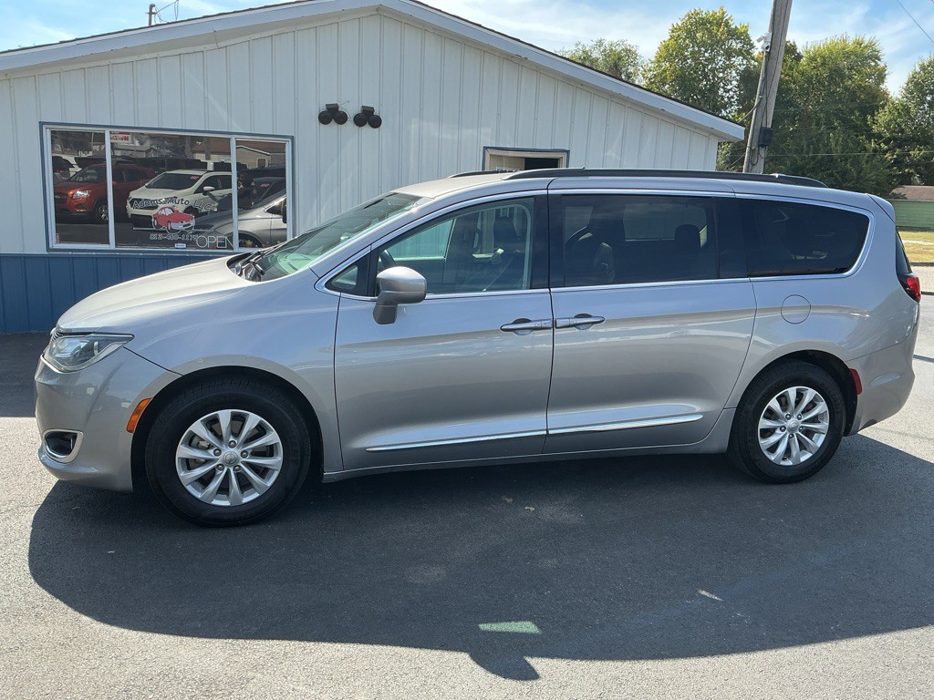 2017 Chrysler Pacifica Image 1