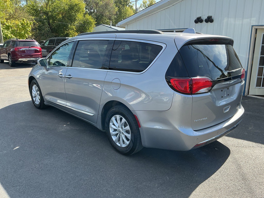 2017 Chrysler Pacifica Image 2
