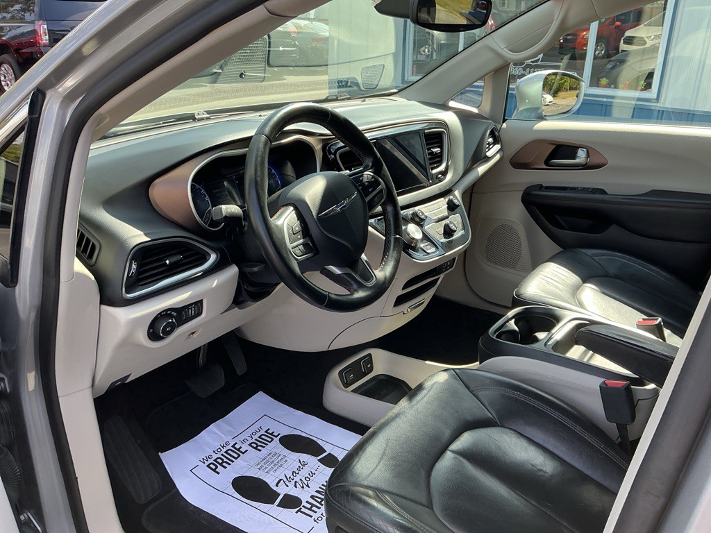 2017 Chrysler Pacifica Image 8