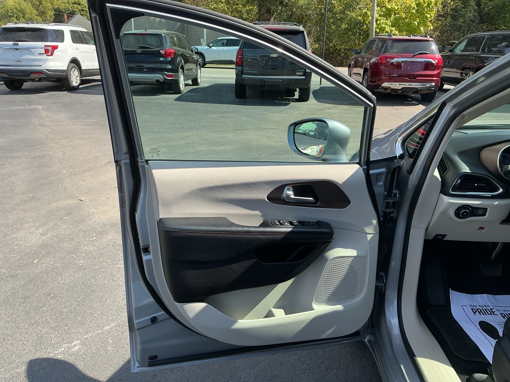 2017 Chrysler Pacifica Image 14