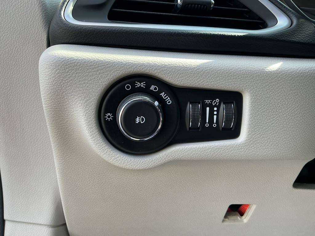 2017 Chrysler Pacifica Image 16