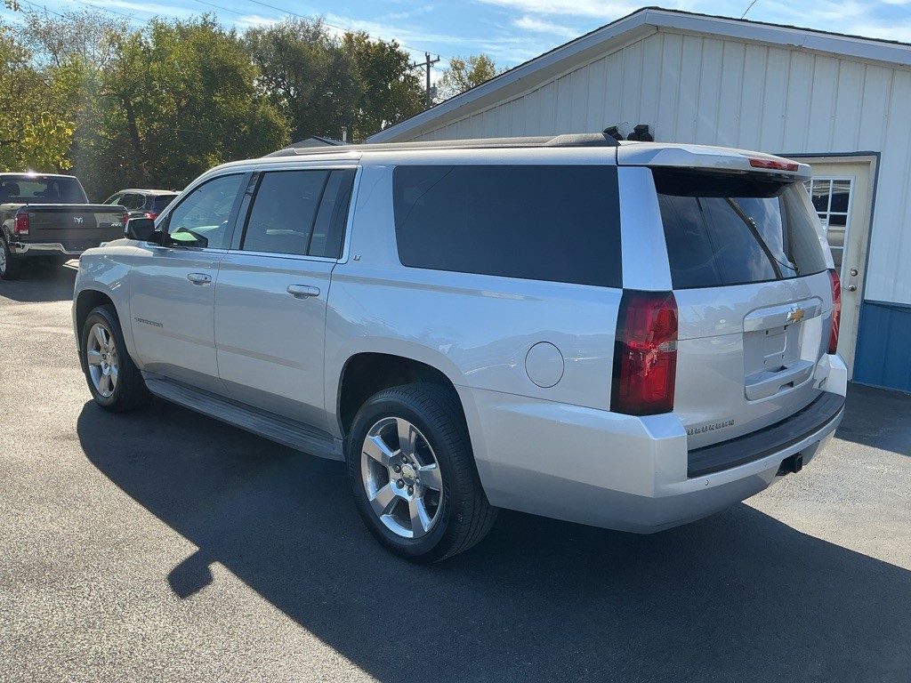 2015 Chevrolet Suburban Image 2