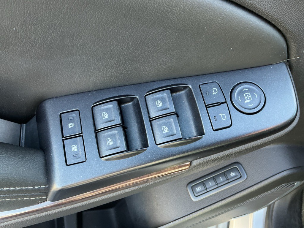 2015 Chevrolet Suburban Image 16