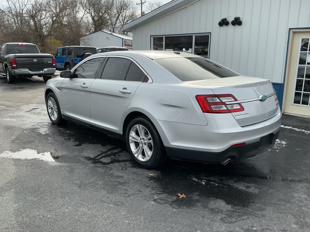 2017 Ford Taurus Image 2