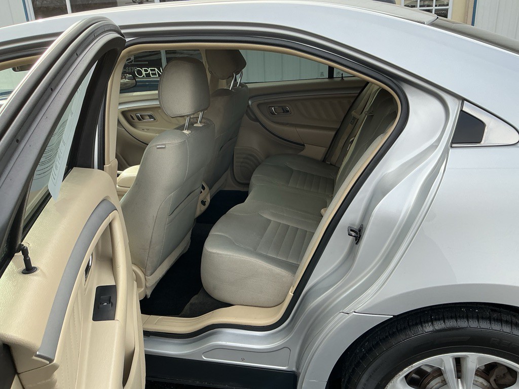 2017 Ford Taurus Image 10