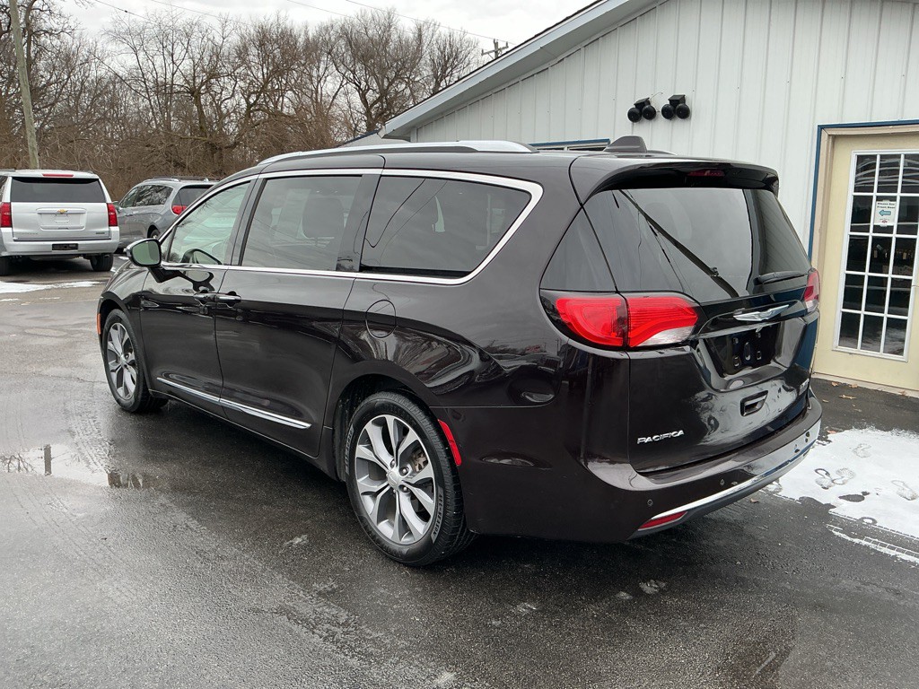 2017 Chrysler Pacifica Image 2