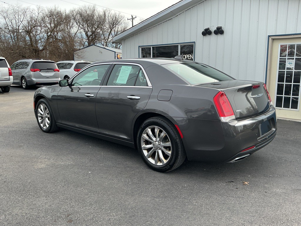 2018 Chrysler 300 Image 2
