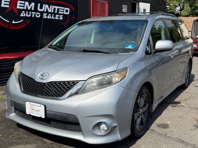 2012 Toyota Sienna Image 2