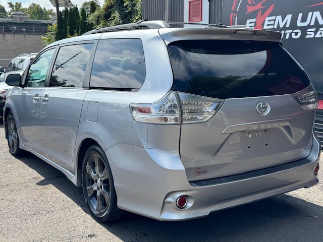 2012 Toyota Sienna Image 4