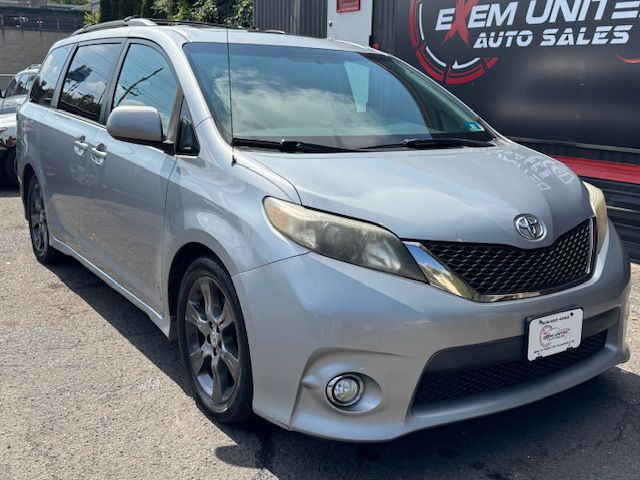 2012 Toyota Sienna Image 5