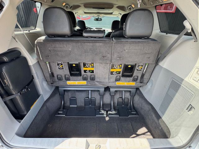 2012 Toyota Sienna Image 10