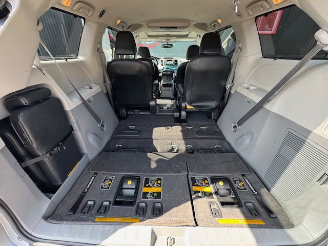 2012 Toyota Sienna Image 11