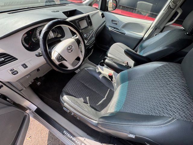 2012 Toyota Sienna Image 12